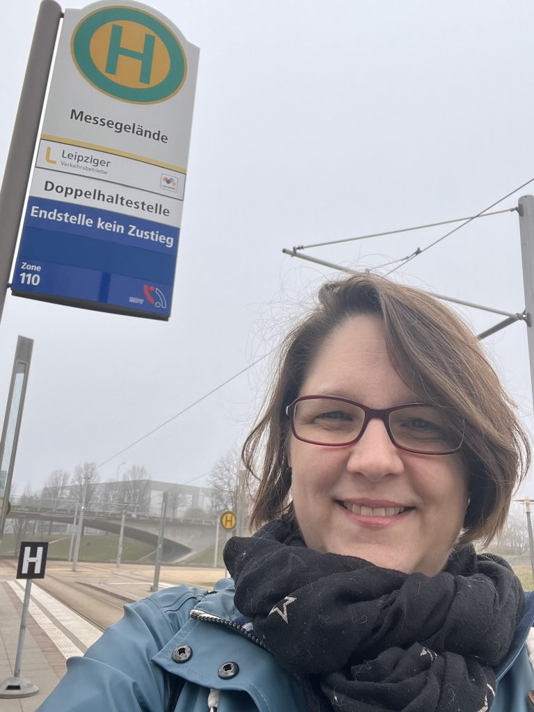 Nadine vor der Haltestelle des Messegeländes in Leipzig