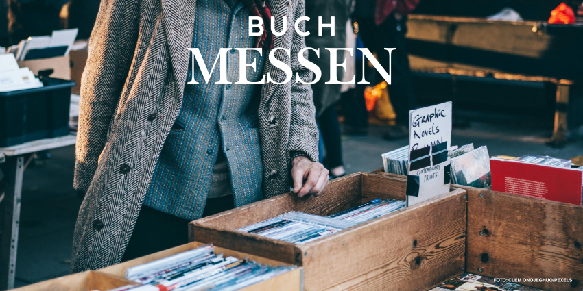 Person, die vor einer braunen Kiste mit Büchern steht