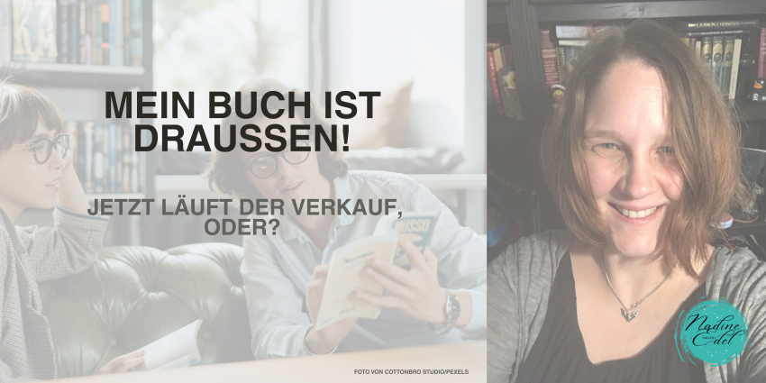 Mann, der einer Frau ein Buch zeigt. Daneben die Autorin des Blogs mit ihrem Logo